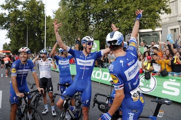 Primoz Roglic se quedó con el título en La Vuelta a España. El podio lo completó Alejandro Valverde y Tadej Pogacar. Superman López se llevó el premio de Supercombativo de la carrera y el Movistar Team de Nairo fue el mejor equipo. 