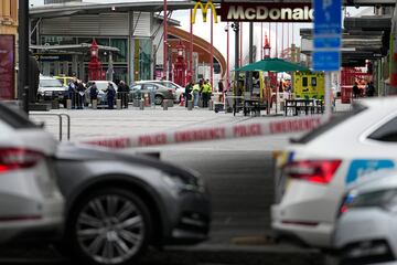 La polic¨ªa ha reportado la muerte de tres personas y otras seis fueron heridas. El autor de los hechos ha fallecido en el acto.