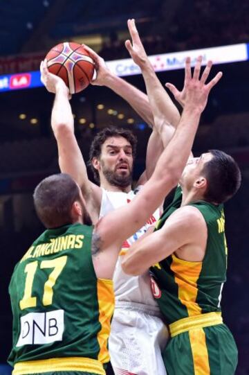 Valanciunas,  Maciulis y Pau Gasol.