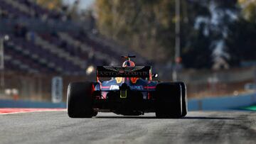 MONTMELO, SPAIN - MARCH 09:  Daniel Ricciardo of Australia driving the (3) Aston Martin Red Bull Racing RB14 TAG Heuer on track during day four of F1 Winter Testing at Circuit de Catalunya on March 9, 2018 in Montmelo, Spain.  (Photo by Mark Thompson/Getty Images)