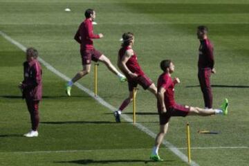 Los jugadores del Atlético de Madrid durante el entrenamiento esta mañana en el Cerro del Espino previo al partido de mañana ante el Sevilla en el Vicente Calderón.