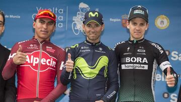 Alejandro Valverde, en el centro junto a Jhonatan Restrepo y Patrick Konrad.