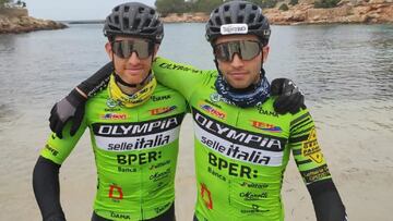 El ciclista Andrea Righettini, junto a su compatriota Stefano Dal Grande antes de competir en la Vuelta a Ibiza Scott de BTT.