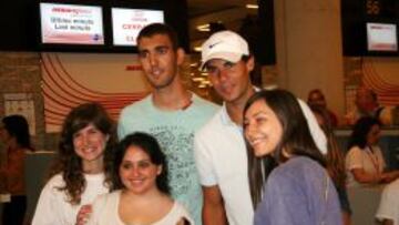 Rafa Nadal se fotografía con varios de sus seguidores.