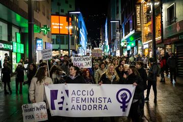 La gente asiste a una manifestación para conmemorar el Día Internacional de la Mujer en la plaza de Coprínceps de Escaldes-Engordany, andorra.