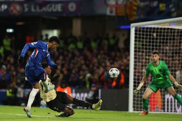 2-0 Jugadón Estêvão que recibe fuera del área, se interna, encara a Pau Cubarsí y a Alejandro Balde para finalizar con un derechazo imposible para Joan García.