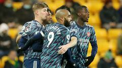 Los jugadores del Arsenal celebran el gol anotado por Emile Smith Rowe ante el Norwich City en Premier League.