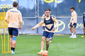 Roger Mart¨ª en un entrenamiento con el C¨¢diz.