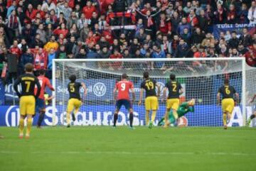 Oblak para el penalti a Roberto Torres. 