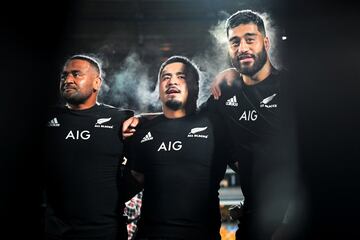 Las frías temperaturas de Auckland (Nueva Zelanda), por debajo de 10 grados, no hicieron mella en los All Blacks. La conocida selección de rugby logró una escandalosa victoria por 102-0 ante Tonga, que viaja muy mermada por las restricciones de la pandemia. George Bower, Asafo Aumua y Rieko Ioane se abrazan tras el encuentro.