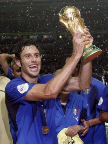 28 de noviembre: 38 años cumple el ex lateral italiano Fabio Grosso. Anotó el penal con el cual Italia ganó la Copa del Mundo 2006.