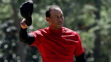 El golfista estadounidense Tiger Woods saluda al público durante la jornada final del Masters de Augusta 2022.