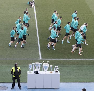 Casi 5.000 aficionados en el entrenamiento a puerta abierta