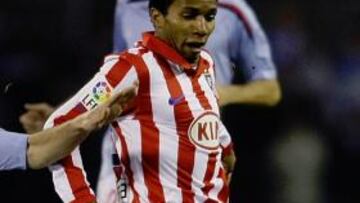 <b>IMPRESCINDIBLE. </b>Paulo Assunçao celebra el gol que consiguió ante el Sporting.