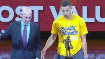 Adam Silver y Stephen Curry durante el acto de entrega del MVP.