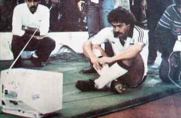 Carlos Caszely viendo Iquique vs Cobreloa. Ambos equipos empataron, resultado que le dio el título a Colo Colo en 1983.