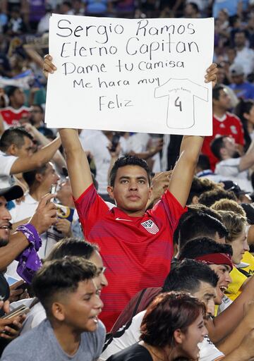 Aficionado sosteniendo un cartel donde se podía leer: "Sergio Ramos eterno capitán"