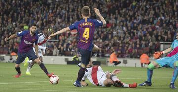 El jugador del Barcelona Rakitic centra para que Luis Suárez marque el 3-1. 