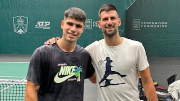 Los tenistas Carlos Alcaraz y Novak Djokovic posan tras su entrenamiento antes del Masters 1.000 de París.