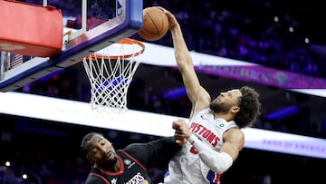Cade Cunningham, base de Detroit Pistons, realiza un mate sobre el pívot de los Sixers Andre Drummond.