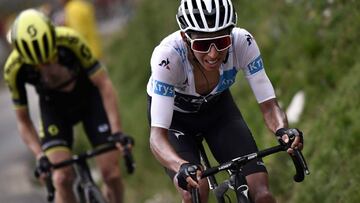 Egan Bernal ataca durante la decimonovena etapa del Tour de Francia 2019.