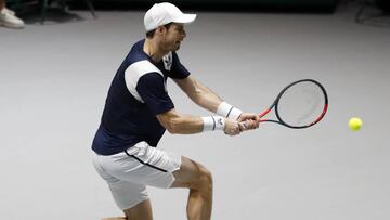 Andy Murray devuelve una bola durante un partido con Gran Bretaña en las Davis Cup Madrid Finals.