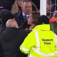 Se ata con una brida el cuello al poste en la Premier League