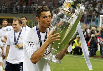 Cristiano ganó cuatro Champions con el Real Madrid. En la foto, posa con la Copa ganada en el 2016 al Atlético de Madrid.