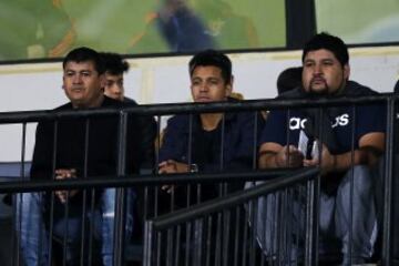 El Seleccionado Nacional, Alexis Sanchez, observa el partido amistoso entre Universidad de Chile con San Luis en el estadio Nacional de Santiago, Chile.