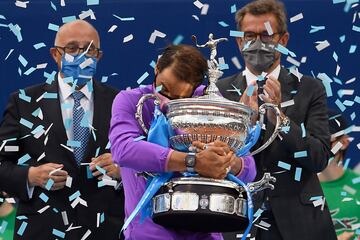 El manacorí sumó su duodécimo Godó en una final memorable. Derrotó a Tsitsipas (6-4 6-7 7-5) en un partido que duró casi cuatro horas.