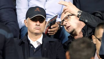 El técnico del Manchester United, José Mourinho, con Pedja Mijatovic en el Montenegro - Serbia.