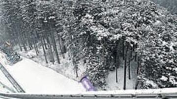 <b>TRAMPOLÍN DE BERGISEL. </b>Innsbruck rebosaba ayer nieve durante las pruebas de calificación.
