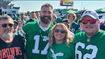 Camarógrafo cae al intentar grabar a Jason Kelce sobre un autobús