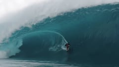 Una ola de un surfisa local en Teahupoo (Tahit&iacute;, Polinesia Francesa) durante la cuarentena por coronavirus.