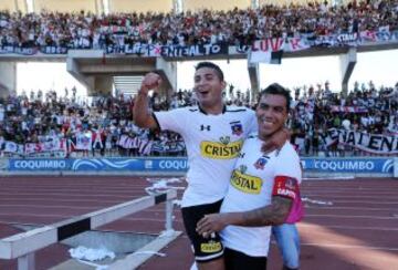 Esteban Paredes y Felipe Flores celebran uno de los tantos de Colo Colo.