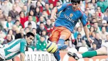 <b>IMPECABLE. </b>David Villa resolvió con maestría dos de sus 'uno contra uno' ante Doblas. En el primer gol dejó sentado a Juanito.