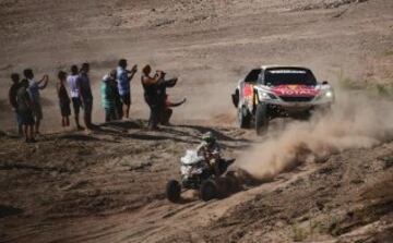 La décima etapa del Rally Dakar entre Chilecito y San Juan (Argentina). Stephane Peterhansel lidera en coches sacando 5:50 a su compatriota Sebastien Loeb.