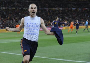 Celebraci¨®n de Andr¨¦s Iniesta en la final de la Copa del mundo de 2010 celebrada en Sud¨¢frica. El centrocampista espa?ol, tras anotar el gol, mostr¨® una camiseta en la que se pod¨ªa leer: "Dani Jarque, siempre con nosotros".