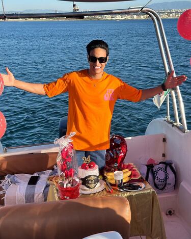 Imane Khelif nació el 2 de mayo de 1999 (25 años) en Tiaret, Argelia. Ha representado a Argelia en los Juegos Olímpicos de Japón 2020 y en los actuales de París 2024. También representó a su país en el Campeonato Mundial de Boxeo Femenino AIBA 2019, en el Campeonato Mundial de Boxeo Femenino IBA 2022 y, fue descalificada antes de su pelea por el oro en el Campeonato Mundial de Boxeo Femenino IBA 2023 por altos niveles de testosterona. 