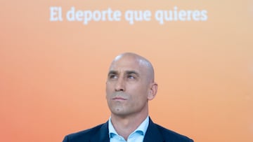 El presidente de la Real Federación Española de Fútbol, Javier Rubiales, durante la presentación de Chanel para hacer la canción oficial que acompañará a la Selección Española en el Mundial de Fútbol de Catar, a 14 de octubre de 2022, en Madrid (España). RTVE y la Real Federación Española de Fútbol han presentado a Chanel como intérprete de la canción oficial de la Selección Española para el Mundial de Fútbol de Catar. La representante española en el Festival de Eurovisión 2022 interpretará ‘Toke’, la canción para apoyar a ‘La Roja’ durante la Copa Mundial de Fútbol que se celebra en el país de Oriente Próximo a finales del mes de noviembre y que podrá seguirse a través de RTVE. Con este tema, Chanel se une a la lista de artistas que han puesto música al torneo de fútbol más importante del mundo.
14 OCTUBRE 2022;CHANEL;EUROVISIÓN;FUTBOL;SELECCIÓN ESPAÑOLA
Alberto Ortega / Europa Press
14/10/2022