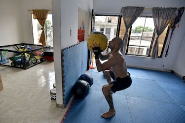 El luchador colombiano de artes marciales mixtas JC Fernández entrena durante el aislamiento obligatorio decretado por el gobierno para detener la propagación del COVID-19 el 5 de mayo de 2020 en Cali, Colombia.