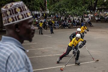 Miembros del equipo nacional de hockey sobre hielo de Kenia practican con patines en lnea, mientras ense?an el juego a jvenes que no pueden permitirse acudir a una pista de hielo, en un aparcamiento en el centro de Nairobi. El hockey sobre hielo lleg a Kenia en 2006, cuando un grupo de canadienses instalaron en su capital la nica pista de ?frica Oriental.