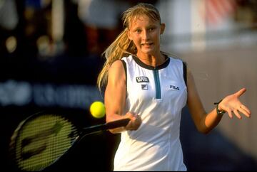 La croata comeinza a jugar tenis a los 4 años acompañando a su hermana mayor Ana a los entrenamientos. Gana el Torneo de Bol de Croacia de 1997, el primero en el que participa, tan solo una semana después de hacerse profesional. Junto a Martina Hingis gan
