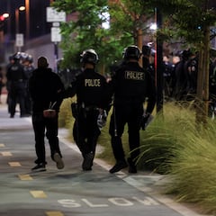 Una policía con sueldo de 600.000 euros coge la baja por enfermedad y la pillan en plena fiesta