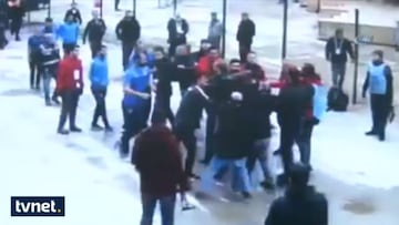 Emre tuvo su día de furia: golpes a hinchas y periodistas