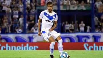 El central peruano Luis Abram golpea el bal&oacute;n durante un partido con V&eacute;lez Sarsfield. 