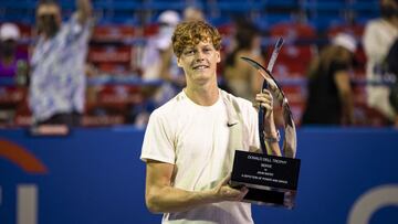 Jannik Sinner posa con el t&iacute;tulo de campe&oacute;n del Citi Open de Washington tras ganar en la final a Mackenzie McDonald en el Rock Creek Park Tennis Center de Washington.