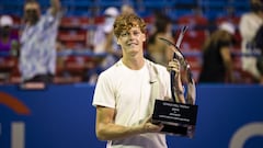 Jannik Sinner posa con el t&iacute;tulo de campe&oacute;n del Citi Open de Washington tras ganar en la final a Mackenzie McDonald en el Rock Creek Park Tennis Center de Washington.