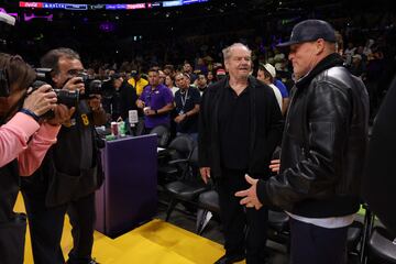 Los actores Jack Nicholson (izquierda) y Woody Harrelson charlan antes del sexto juego de la semifinal. 