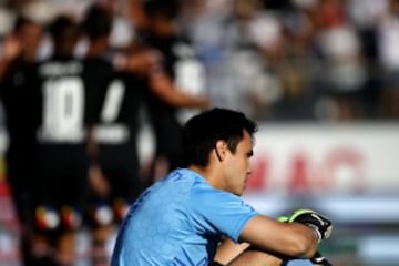 Futbol, Colo Colo vs Universidad Catolica
Quinta fecha, campeonato de Clausura 2016/17
El arquero de Universidad Catolica  Cristopher Toselli se lamenta tras el gol de Colo Colo durante el partido de primera division disputado en el estadio Monumental de Santiago, Chile.
04/03/2017
Andres Pina/Photosport
*************

Football, Colo Colo vs Universidad Catolica
Fifth date, Clousure Championship 2016/17
Universidad Catolica's goalkeeper  Cristopher Toselli reacts after the goal of Colo Colo during the first division football match at the Monuemnatl stadium in Santiago, Chile.
04/03/2017
Andres Pina/Photosport